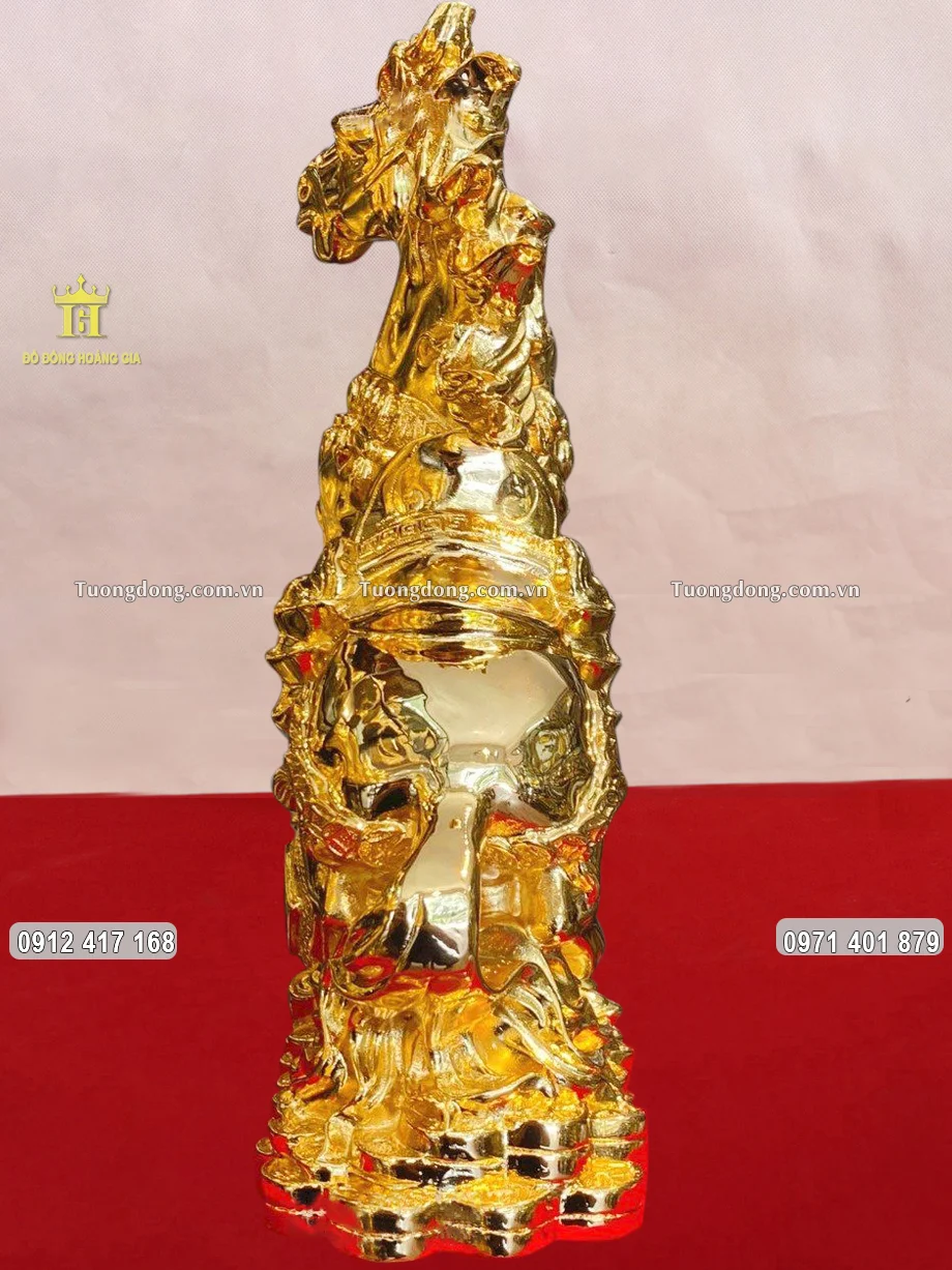 Hình ảnh phía sau linh vật ngựa